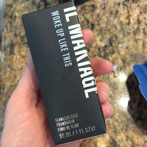 IL MAKIAGE Woke Up Like This Foundation - Black Packaging